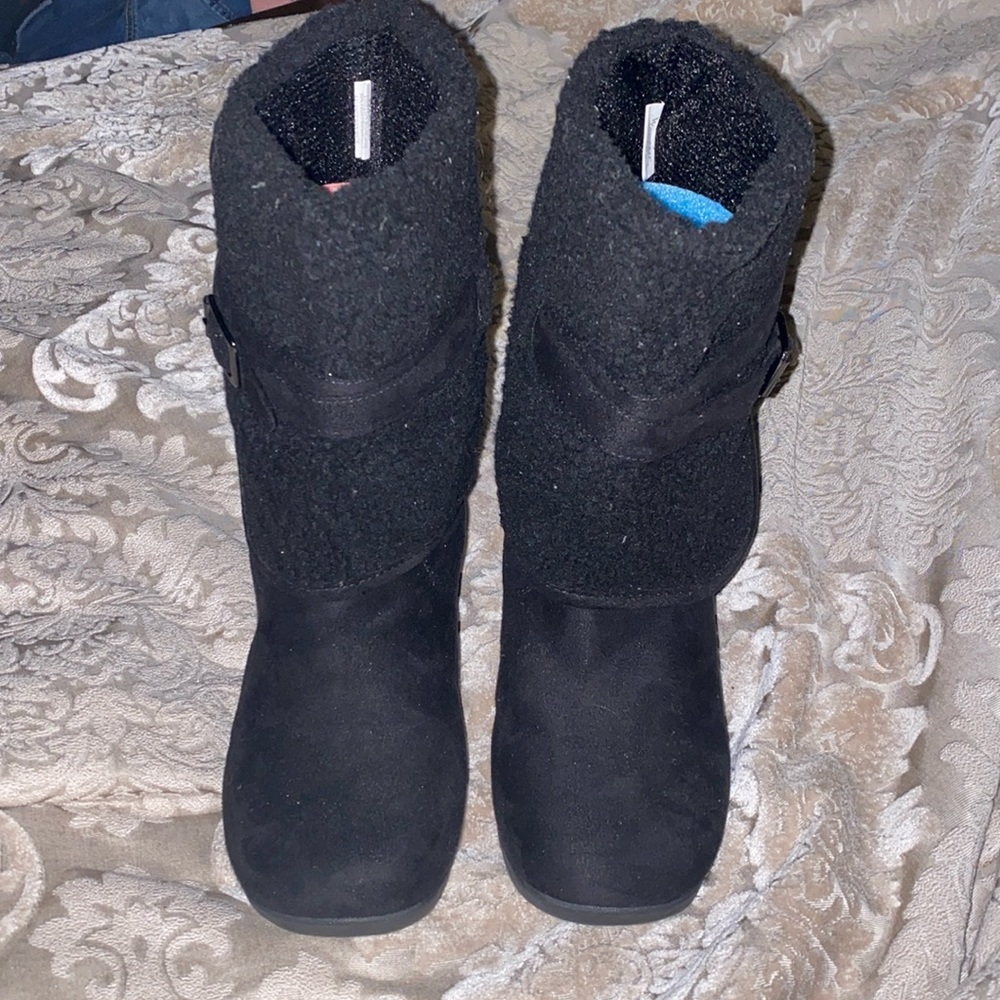 Mid calve fuzzy & suede black boots